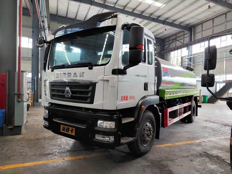 重汽后八轮洒水车